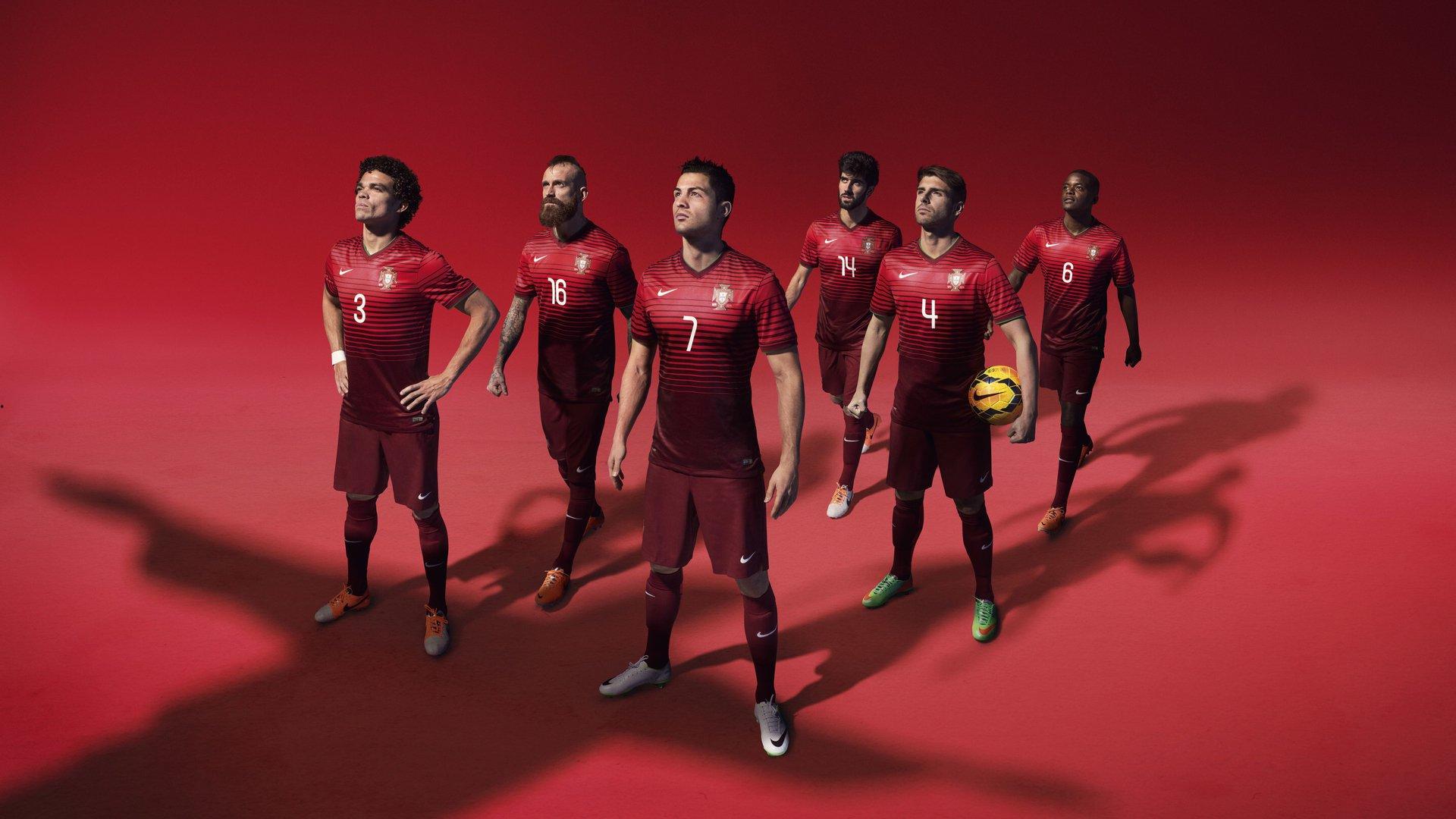 欧冠赛场现争议手幅，巴萨因球迷不当行为遭重罚，客场售票权被剥夺